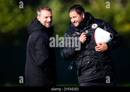 Rotterdam - Sparta Rotterdam entraîneur Maurice Steijn, assistant entraîneur Nourdin Boukhari du Sparta Rotterdam lors d'un entraînement du Sparta Rotterdam au Sportpark Nieuw Terbregge le 4 novembre 2024 à Rotterdam, pays-Bas. (VK Sportphoto/Yannick Verhoeven) Banque D'Images
