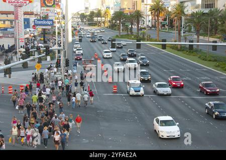 Las Vegas, USA, juillet 15 2011 : heure de pointe avec les gens et les véhicules dans les rues de Las Vegas USA Banque D'Images