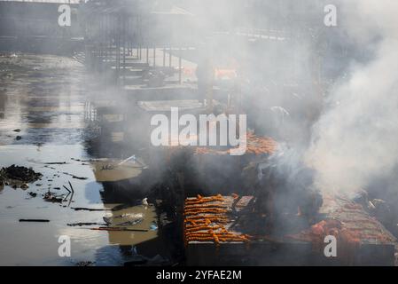 Katmandou, Népal, 8 mars 2020 : cérémonie de crémation au temple hindou du complexe pashupatinath sur les rives de la rivière bagmati à Katmandou, Népal Banque D'Images