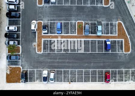 Vue aérienne de dessus de drone du parking. Véhicules garés dans une rangée sur la rue parc extérieur Banque D'Images