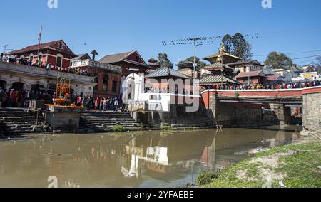 Katmandou, Népal, 8 mars 2020 : cérémonie de crémation au temple hindou du complexe pashupatinath sur les rives de la rivière bagmati à Katmandou, Népal Banque D'Images