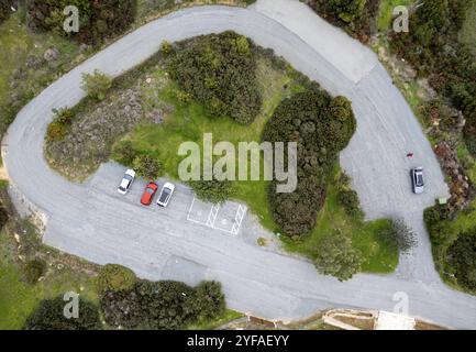 Vue aérienne de dessus de drone du parking. Véhicules garés dans une rangée sur la rue parc extérieur Banque D'Images