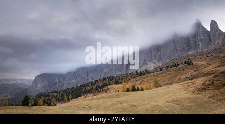 Vues à couper le souffle sur les pics de montagne de Langkofel ou Saslonch, chaîne de montagnes dans les dolomites couverts de brouillard pendant le lever du soleil dans le Tyrol du Sud, Ita Banque D'Images