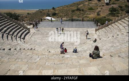 Limassol, Chypre- 9 mai 2015 : touristes marchant autour de l'ancien amphithéâtre de Kourion site archéologique le 9 mai 2015 à Limassol, Chypre, Euro Banque D'Images