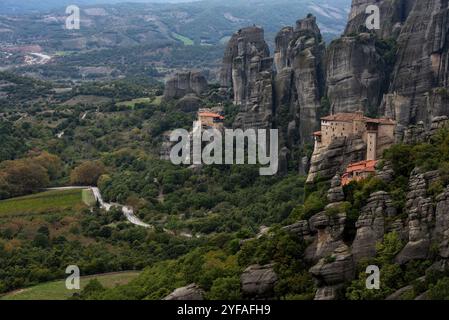 Les monastères de meteora kalampaka construisent au sommet de la crête de grès. Monastère Sainte barbara Roussanos, kalabaka Grèce Banque D'Images