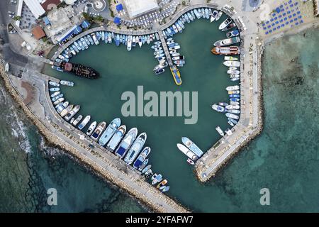 Vue aérienne sur les bateaux et les yachts amarrés dans une marina. Vue de dessus de drone. Ayia Napa Chypre Europe Banque D'Images