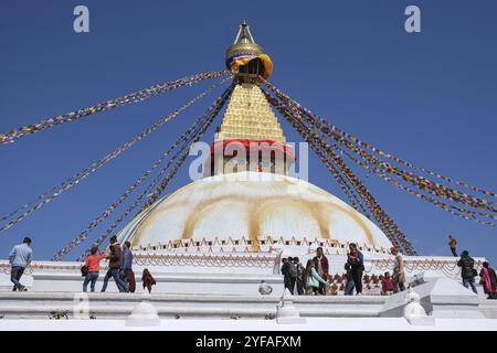 Katmandou, Népal, 8 mars 2020 : les gens au célèbre Stupa Boudha, l'un des plus grands stupas du monde dans la ville de Katmandou au Népal, en Asie Banque D'Images