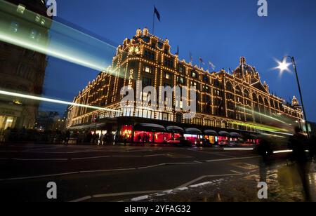 Londres, Angleterre, 18 janvier, paysage urbain de Londres au crépuscule avec le centre commercial de luxe Harrods à Londres, Royaume-Uni, le 18 janvier 2013 Banque D'Images