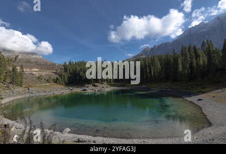 Lac Carezza ou lac Karersee avec une eau de couleur bleu profond et la chaîne de montagnes dolomie Trentino Alto Adige région, Italie, Europe Banque D'Images