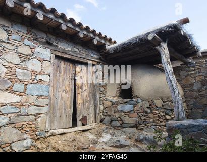 Maison traditionnelle cour extérieure avec four en argile au village de Fikardou à Chypre Banque D'Images