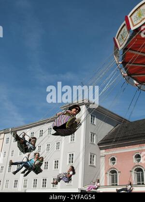 Salzbourg, Autriche, septembre 25 2011 : les gens se retournent et s'amusent sur une grande roue, Europe Banque D'Images