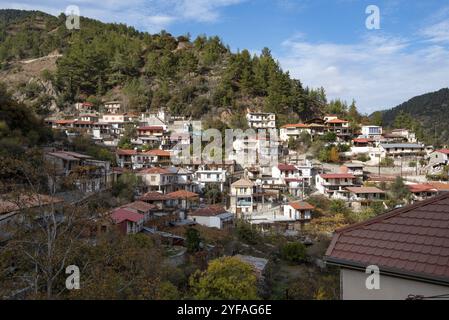 Village de montagne de Milikouri aux montagnes de Troodos à Chypre.Agrotourisme villages de vacances dans la forêt Banque D'Images