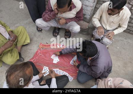 New Delhi, Inde, 11 mars 2017 : les hommes adultes indiens matures jouent des cartes en extérieur. Jeux de loisirs. Personnes actives, Asie Banque D'Images