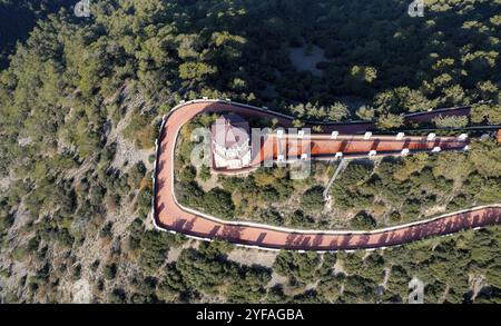 Drone aérien de Throni du monument du temple Panagia Kykkou. Chypre Europe Banque D'Images