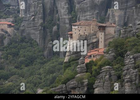 Les monastères de meteora kalampaka construisent au sommet de la crête de grès. Monastère Sainte barbara Roussanos, kalabaka Grèce Banque D'Images