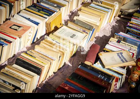 Athènes, Grèce, 22 septembre 2019 : Collection empilée de très vieux livres de collection vintage d'un marché du livre, en Europe Banque D'Images