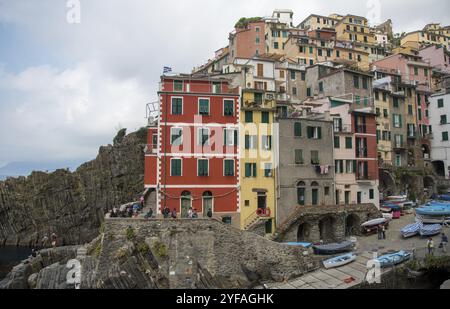 Manarola, Italie, octobre 5 2017: Village pittoresque et romantique de Manarola avec des maisons colorées avec des touristes marchant dans les rues étroites de Riomag Banque D'Images