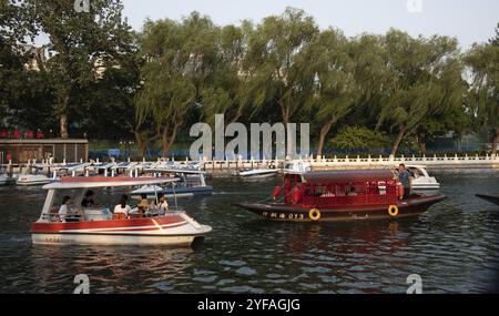 Pékin, chine, juin 02 2018 : bateaux de tourisme flottant au lac Hou ou Shishahai à Pékin en chine Banque D'Images