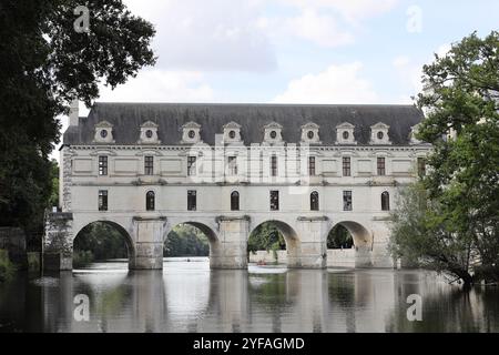 Le Château de Chenonceau avec le cher coulant en bas, Indre et Loire, France Banque D'Images