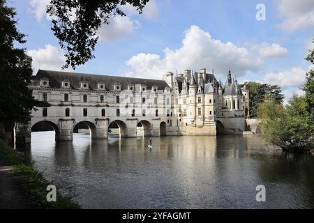 Le Château de Chenonceau avec le cher coulant en bas, Indre et Loire, France Banque D'Images