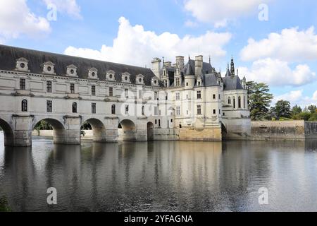 Le Château de Chenonceau avec le cher coulant en bas, Indre et Loire, France Banque D'Images