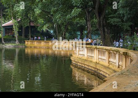 Hanoi, Vietnam, 3 août 2010 : gens marchant près d'un lac dans les jardins du palais présidentiel à Hanoi ville au Vietnam Asie, Asie Banque D'Images