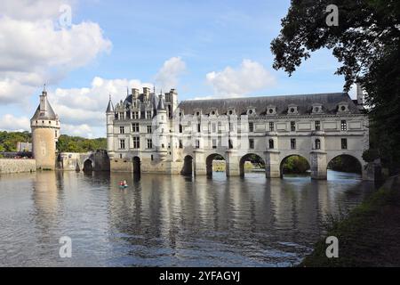 Le Château de Chenonceau avec le cher coulant en bas, Indre et Loire, France Banque D'Images