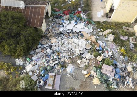 Nicosie, Chypre, 11 mars 2023 : drone aérien de déchets domestiques et industriels dans la nature. Pollution de l'environnement, Europe Banque D'Images