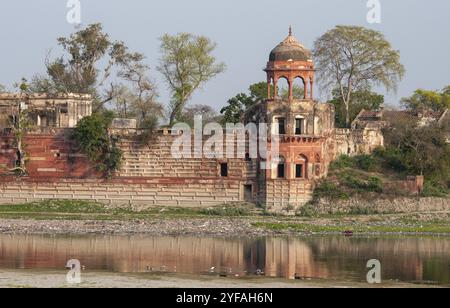 Ruines sur les rives de la rivière yamuna. Terrains du taj mahal Sutter pradesh agra. Inde Asie Banque D'Images