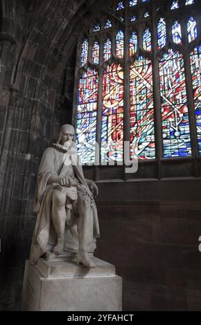 Manchester, Angleterre, 23 septembre 2016 : statue de Humphrey Chetham et vitrail coloré à l'intérieur de la célèbre cathédrale de Manchester Banque D'Images