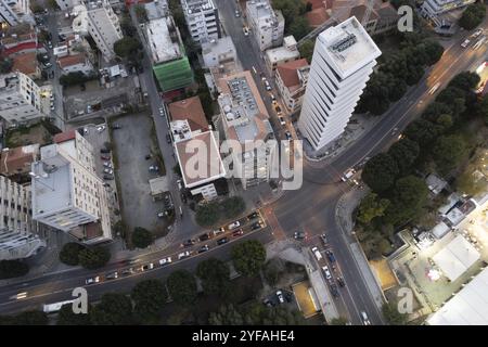 Photographie aérienne de drone du paysage urbain de Nicosie à Chypre au coucher du soleil. Capitales européennes Banque D'Images