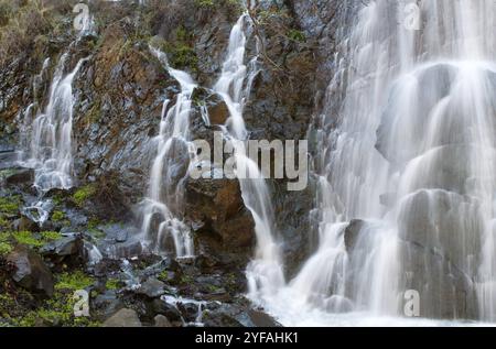 L'eau coule parmi les rochers créant de belles cascades dans la zone du barrage de Xyliatos à Chypre Banque D'Images