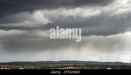 Éoliennes générateurs de centrales électriques sur un parc d'éoliennes générant de l'électricité à partir du vent. Énergies renouvelables alternatives. Chypre Banque D'Images