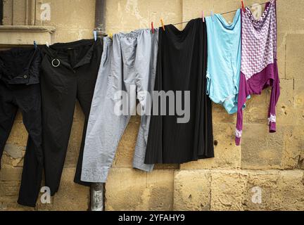 Linge accroché sur une corde et séchant à l'extérieur dans l'air pur économiser l'environnement Banque D'Images