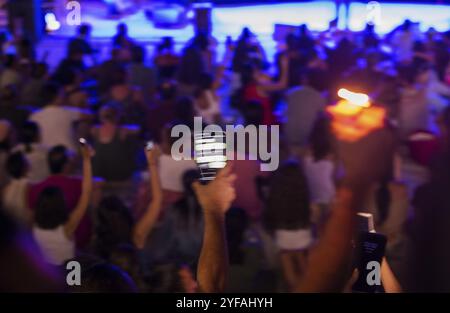 Public de foule non reconnu à un concert. Les gens appréciant la musique rock live. Scène musicale Banque D'Images