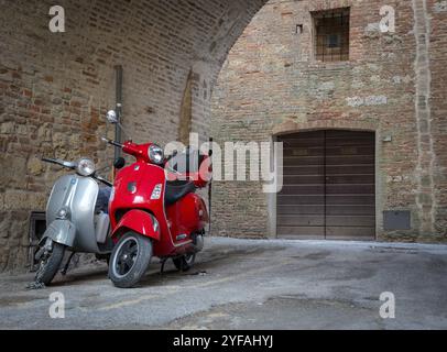 Montepulciano, Italie- 3 octobre 2017 : les motos Vespa vintage rouges et grises garées dans les rues de Montepulciano à Tuscana, Italie, Europe Banque D'Images