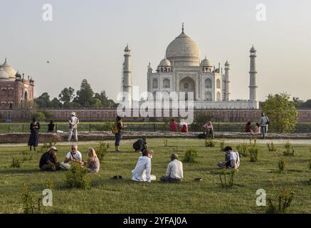 Agra, Inde ? 15 mars 2017 : touristes assis et appréciant dans les jardins de l'arrière-cour du célèbre palais Taj Mahal dans la ville d'Agra, Inde, Asie Banque D'Images