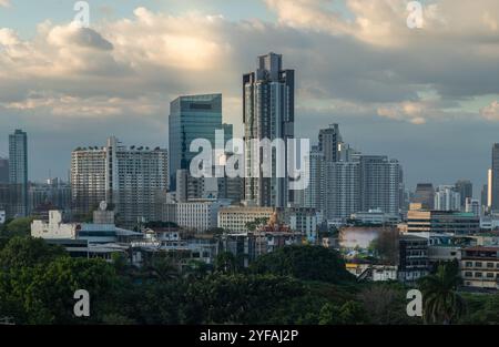 Bangkok, Thaïlande - 06 décembre 2022 : belle vue sur les bâtiments modernes de la tour en soirée. Bon moment pour attendre le coucher du soleil dernier jour de TH Banque D'Images