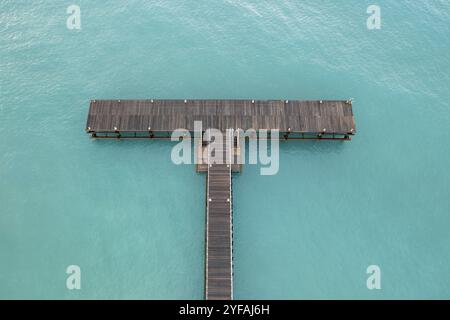 Drone aérien de jetée vide dans l'océan. Quai vide bleu turquoise eau de mer Banque D'Images