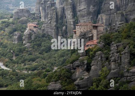 Les monastères de meteora kalampaka construisent au sommet de la crête de grès. Monastère Sainte barbara Roussanos, kalabaka Grèce Banque D'Images