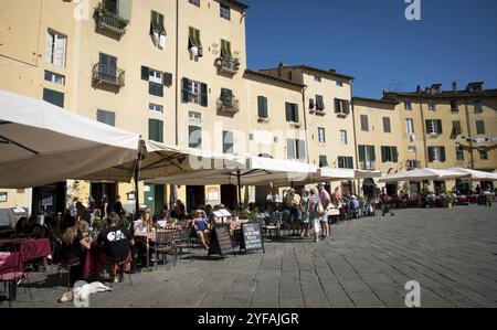 Florence, Italie, 6 octobre 2017 : les gens se détendent et discutent dans les cafés de Piazza Anfiteatro Lucca ville toscane Italie, Europe Banque D'Images