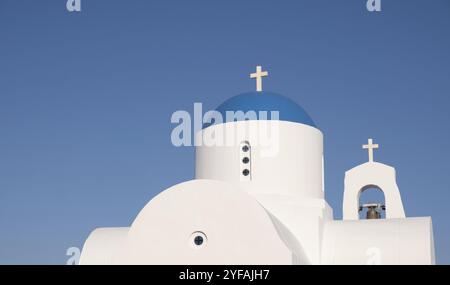 Petite église chrétienne traditionnelle avec clocher blanc et dôme bleu contre ciel nuageux Banque D'Images