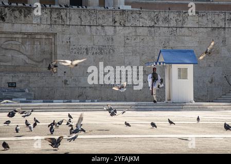 Athènes Grèce, 22 septembre 2019: Evzone soldats grecs avec des vêtements traditionnels et des armes de poing paraissant devant la tombe du soldat inconnu en fro Banque D'Images