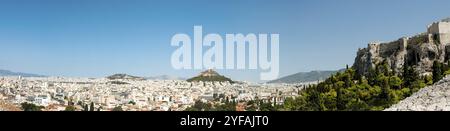 Vue panoramique sur la capitale d'Athènes en Grèce avec la célèbre Acropole et la colline Lykavitous Banque D'Images