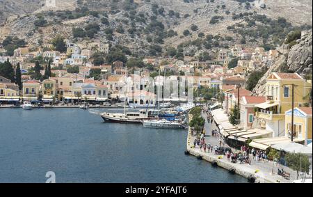 Symi, Grèce, 8 août 2016 : image panoramique de la ville de Symi avec des maisons colorées sur la colline, dans l'île grecque de Symi à la mer Égée, en Europe Banque D'Images