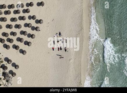 Ayia Napa, Chypre, janvier 28 2023 : groupe de personnes faisant du yoga à la plage. Faire de l'exercice en extérieur. Nissi plage Agia Napa Chypre, Europe Banque D'Images