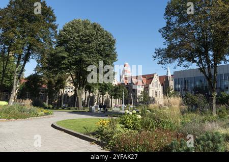 Manchester, Royaume-Uni, le 18 septembre 2016 : les fameux bureaux de l'Université de Manchester, les principaux bâtiments et cardens du campus au Royaume-Uni, en Europe Banque D'Images