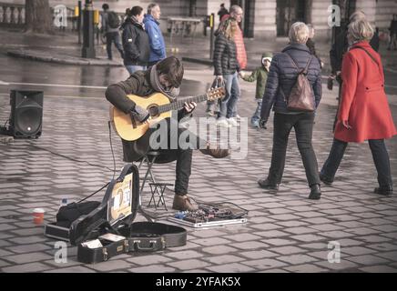 Londres, Angleterre, 6 mars 2018 : jeune guitariste musicien de rue se produisant dans les rues de Londres pour divertir les gens qui se promènent Banque D'Images