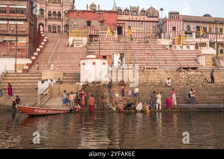 Varanasi, Inde, 13 mars 2017 : les gens de l'Inde aux ghats et au bord de la rivière sacrée du Gange pour se baigner tôt le matin, en Asie Banque D'Images