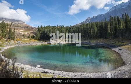 Lac Carezza ou lac Karersee avec une eau de couleur bleu profond et la chaîne de montagnes dolomie Trentino Alto Adige région, Italie, Europe Banque D'Images